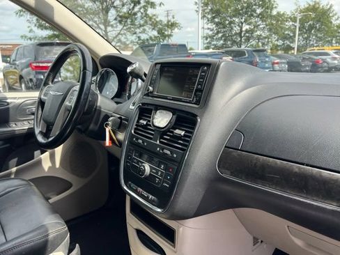 Used 2016 Chrysler Town & Country Touring FWD image 33