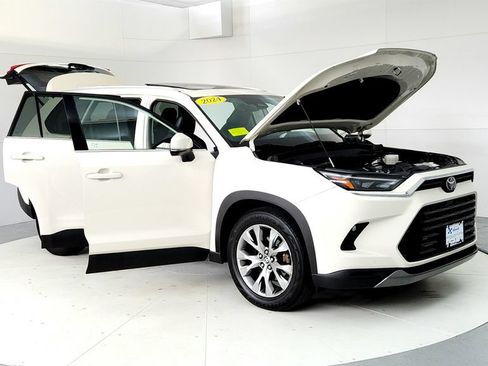 Used 2024 Toyota Grand Highlander AWD image 12
