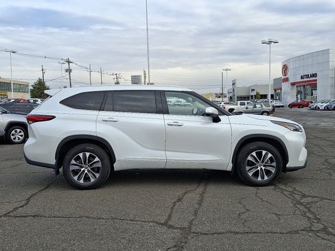 Certified 2022 Toyota Highlander XLE image 8