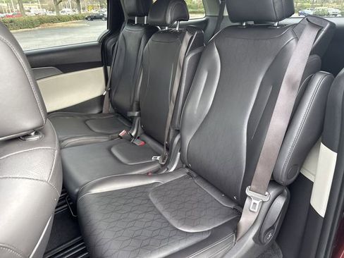 Used 2024 Kia Carnival LX image 15