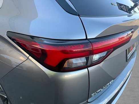 Used 2023 Mitsubishi Outlander ES image 32