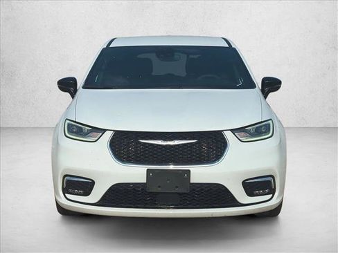 Used 2025 Chrysler Pacifica Select image 2