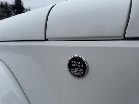 Used 2018 Jeep Wrangler Unlimited Sahara image 16