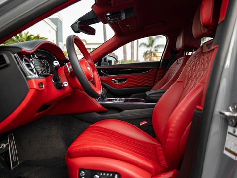 Used 2022 Bentley Flying Spur V8 image 27