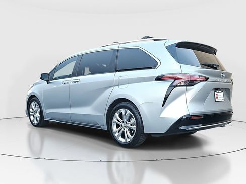 Certified 2021 Toyota Sienna Platinum image 7