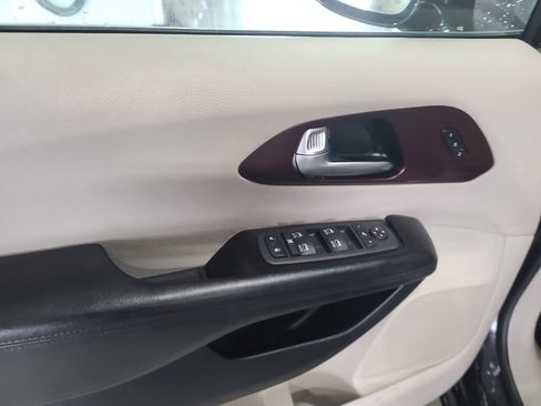 Used 2020 Chrysler Pacifica Limited image 7