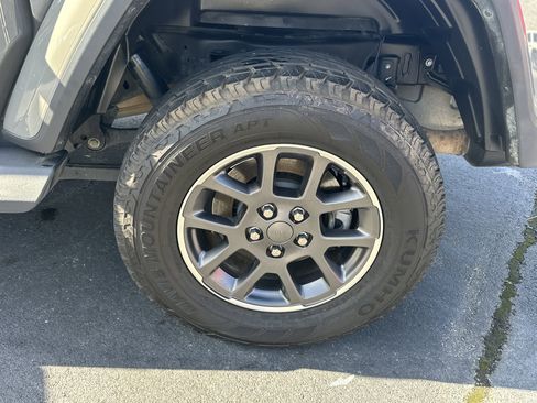 Used 2020 Jeep Gladiator Overland w/ Trailer Tow Package image 22