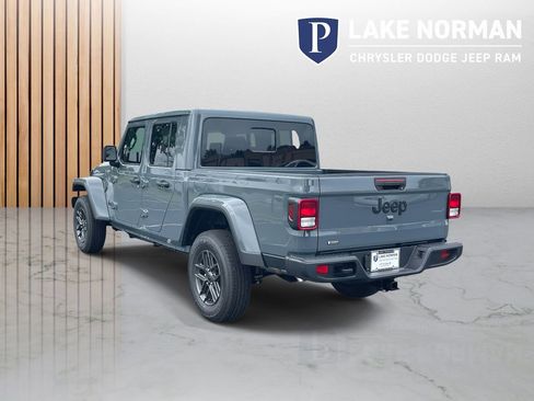 New 2025 Jeep Gladiator Sport image 7