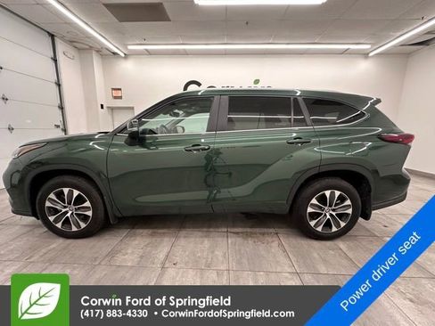 Used 2024 Toyota Highlander XLE image 3
