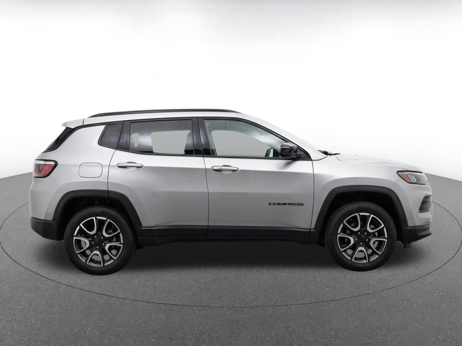 Used 2025 Jeep Compass Trailhawk AWD/4WD image 9
