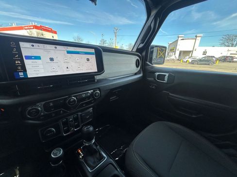 Used 2025 Jeep Wrangler Sport S image 35