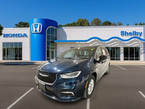 Used 2024 Chrysler Pacifica Touring-L image 4