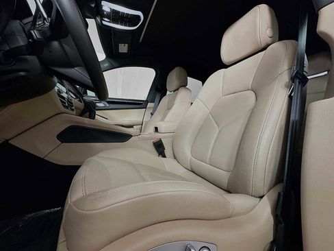 Certified 2025 Porsche Macan image 5