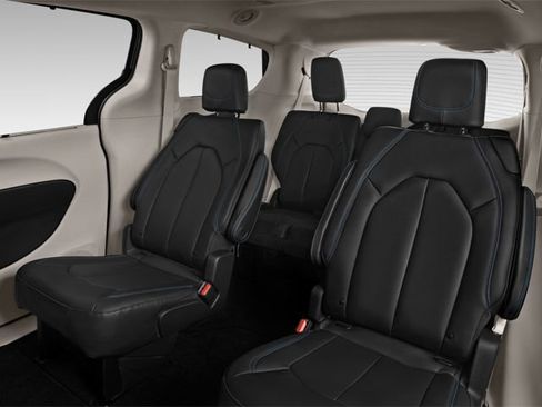 Used 2024 Chrysler Pacifica Touring-L FWD image 11