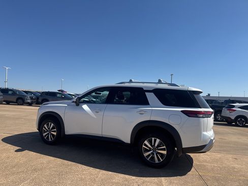 Certified 2025 Nissan Pathfinder SL image 16