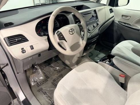 Used 2012 Toyota Sienna LE w/ Towing Pkg FWD image 30