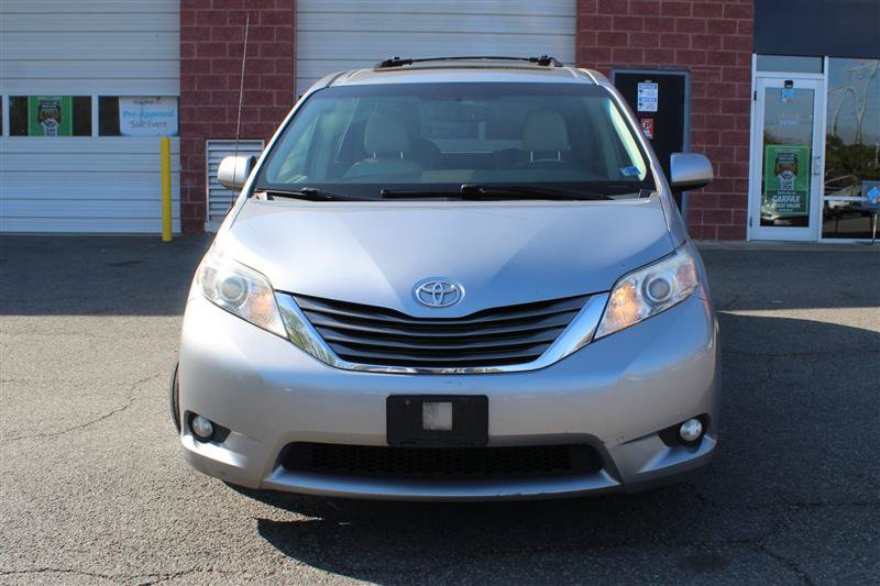 Used 2013 Toyota Sienna XLE w/ Entertainment Pkg FWD image 8