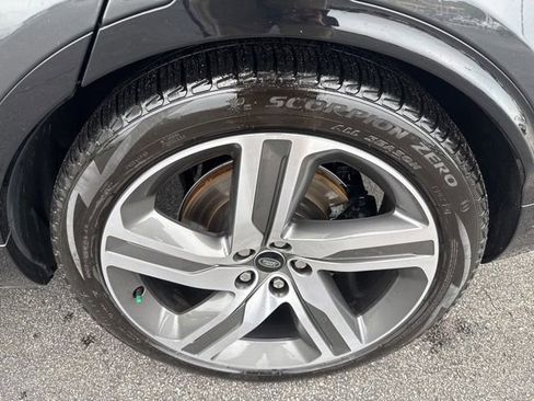 Used 2024 Land Rover Discovery Metropolitan Edition AWD/4WD image 11