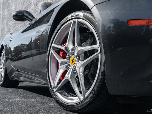 Used 2015 Ferrari California T image 7