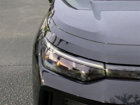 Used 2025 Volkswagen Tiguan SE image 10