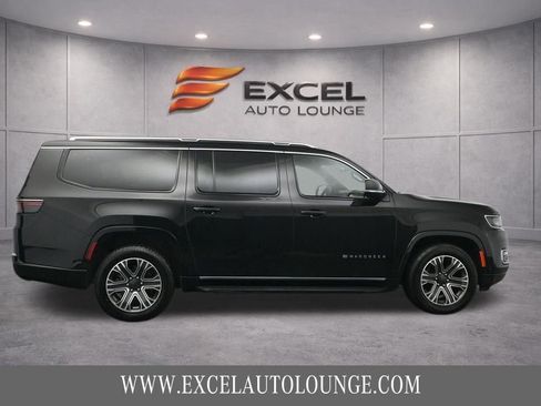 Used 2024 Jeep Wagoneer L Series II w/ Flexible Seating Group AWD/4WD image 10
