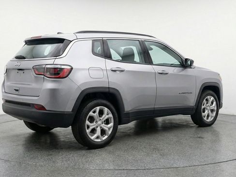 Used 2025 Jeep Compass Latitude AWD/4WD image 7