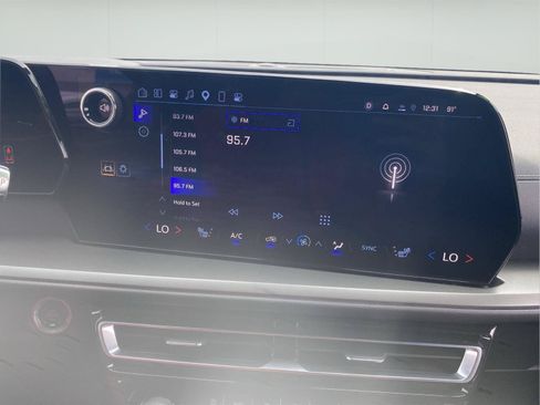 Used 2025 Chevrolet Traverse LT FWD image 12