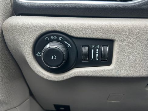 Used 2024 Chrysler Pacifica Limited image 21