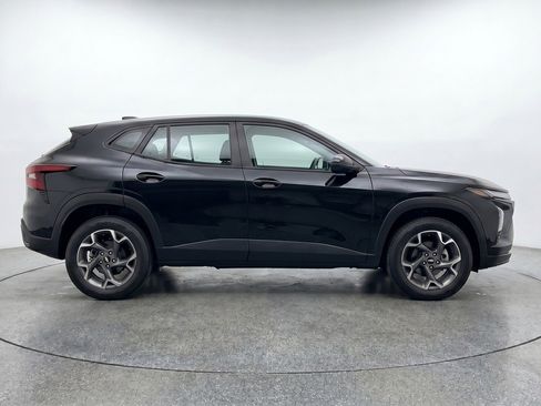 Used 2025 Chevrolet Trax LT FWD image 11