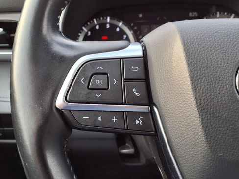 Certified 2021 Toyota Highlander XLE FWD image 22