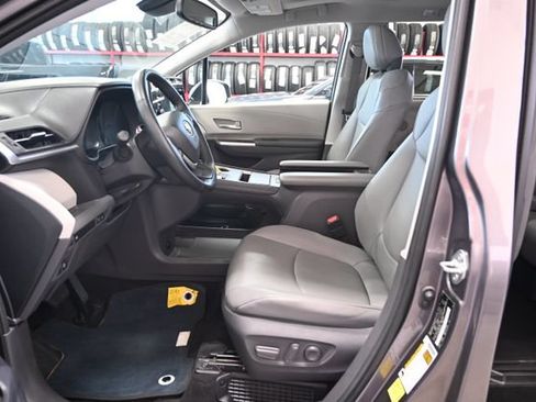 Used 2021 Toyota Sienna XLE w/ XLE Plus Package FWD image 10