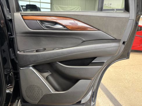 Used 2016 Cadillac Escalade Luxury image 40