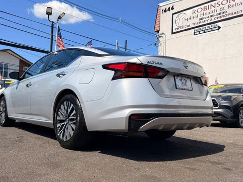 Used 2024 Nissan Altima 2.5 SV FWD image 8