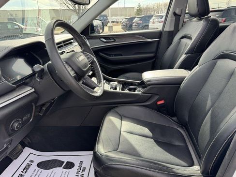 Certified 2023 Jeep Grand Cherokee Limited w/ Black Appearance Package image 9