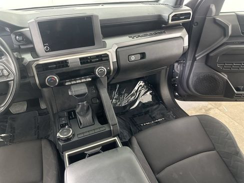 Used 2025 Toyota Tacoma SR5 AWD/4WD image 19