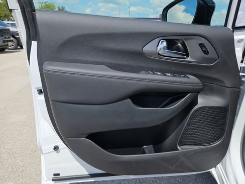 New 2026 Chrysler Pacifica Select image 11