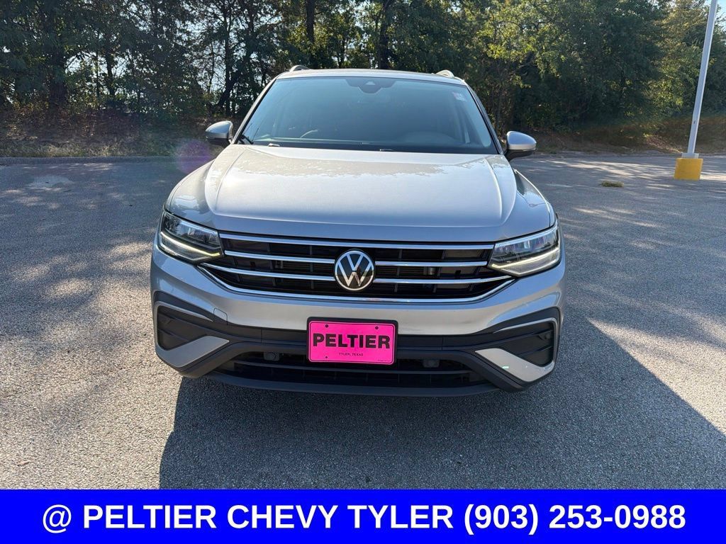 Used 2023 Volkswagen Tiguan SE w/ Panoramic Sunroof Package FWD image 2