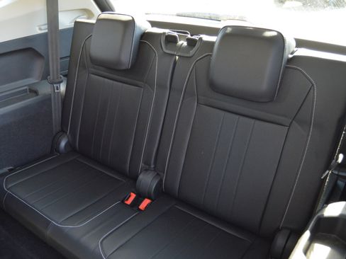 Used 2022 Volkswagen Tiguan SE image 12