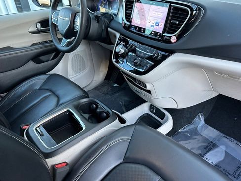 Used 2023 Chrysler Pacifica Touring-L FWD image 17