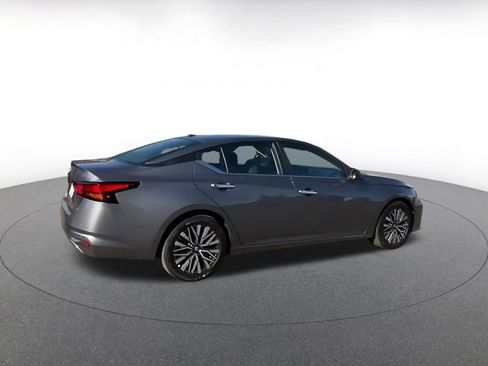 Used 2025 Nissan Altima 2.5 SV FWD image 12