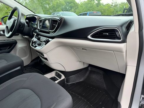 Used 2020 Chrysler Voyager L FWD image 12