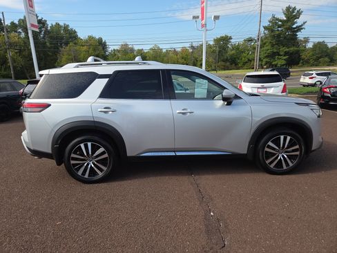 Used 2023 Nissan Pathfinder Platinum image 2