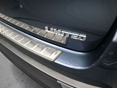 Certified 2019 Toyota Highlander Limited Platinum image 5