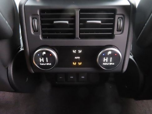 New 2024 Land Rover Discovery Dynamic SE image 44