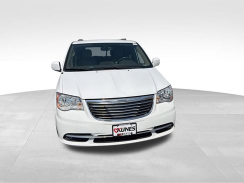 Used 2016 Chrysler Town & Country Touring FWD image 3