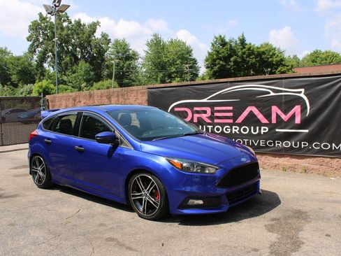 Used 2015 Ford Focus ST w/ Equipment Group 401A FWD image 4