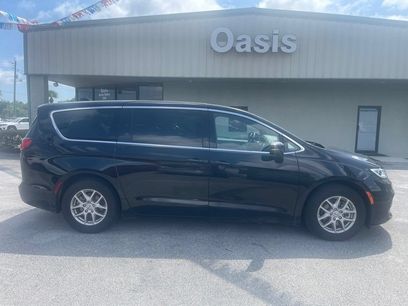 Used 2025 Chrysler Pacifica Select