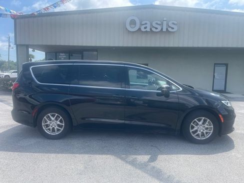Used 2025 Chrysler Pacifica Select FWD image 1