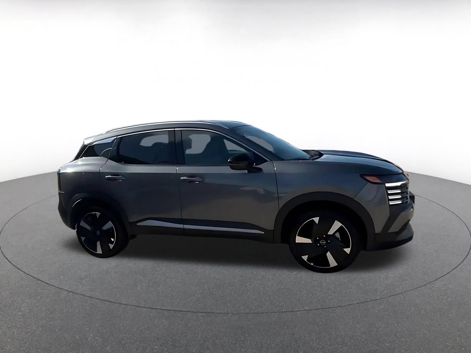Used 2026 Nissan Kicks SR AWD/4WD image 2