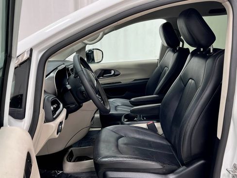 Used 2024 Chrysler Pacifica Limited FWD image 13